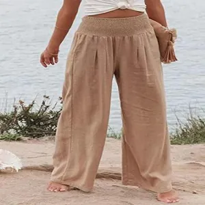 Detailansicht der khakifarbenen Damen-Baumwollhose mit gesmokter Taille für den Sommer.