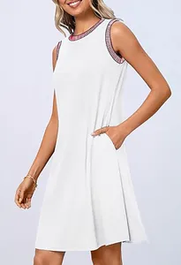 Detailansicht eines weißen ärmellosen Sommer-Minikleides mit gestreiftem Strickbesatz.