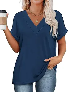 Casual dames T-shirt met V-hals in marineblauw met vleermuismouwen en details.