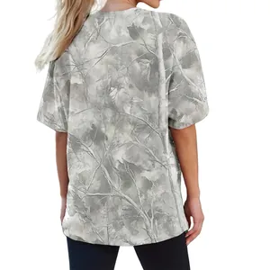 Vue arrière détaillée d'un t-shirt unisexe avec un motif 3D de branches de forêt.
