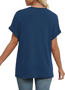Achteraanzicht van een casual marineblauw zomer-t-shirt met vleermuismouwen voor dames