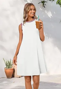 Lässiges weißes ärmelloses Minikleid mit gestreiftem Ausschnitt für den Sommer am Strand