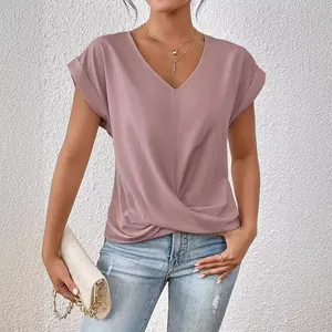 Elegantes staubrosafarbenes V-Ausschnitt T-Shirt mit Knotendetail und kurzen Ärmeln.