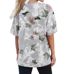 Vue arrière détaillée d'un t-shirt surdimensionné avec motif de feuille d'érable en 3D