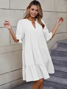 Vista detallada de este elegante vestido corto blanco con volantes y cuello en V.