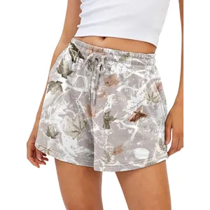Vue détaillée d'un short décontracté pour femme avec imprimé feuilles d'érable 3D