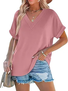 Detail van de elegante V-hals en de vleermuismouwen op dit roze zomerse damesshirt