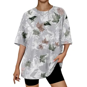 Vue détaillée d'un t-shirt oversize avec imprimé feuilles 3D sur un mannequin fond blanc