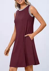Detailaufnahme eines ärmellosen bordeauxroten Minikleides mit Streifenbesatz und Taschen