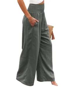 Detail der grauen Baumwoll-Freizeithose für Damen mit hohem Smokbund und Taschen.
