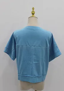 Vista posteriore dettagliata di una maglietta corta casual azzurra stile oversize.