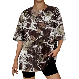 Vue détaillée d'un t-shirt oversize unisexe tendance avec motif feuilles en 3D