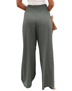 Rückansicht der grauen Damen-Baumwollhose mit weitem Bein und gerafftem Gummibund.