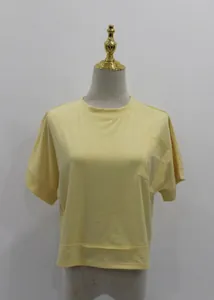 Dettaglio della t-shirt corta gialla oversize con tasca sul petto e spalle cadenti