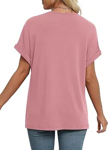 Achteraanzicht van een roze dames-top met korte mouwen en modieuze vleermuismouwen