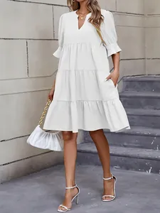 Elegante vestido blanco con cuello en V y volantes, corte holgado, vista de cuerpo entero