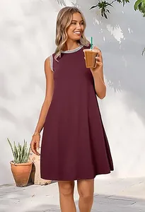 Lässiges weinrotes ärmelloses Minikleid mit gestreiftem Halsausschnitt für den Sommer