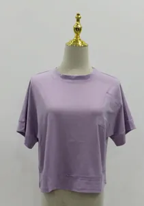 Dettaglio della maglietta corta viola oversize da allenamento con tasca sul petto