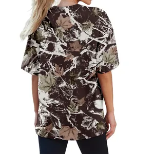 Détail de la vue arrière d'un t-shirt unisexe avec motif camouflage de feuilles d'érable