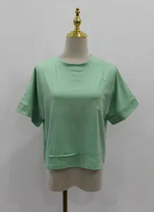 Dettaglio di una t-shirt corta oversize verde menta da donna esposta su un manichino