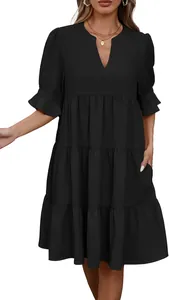 Elegante vestido negro escalonado con escote en V, mangas con volantes y bolsillos para verano.