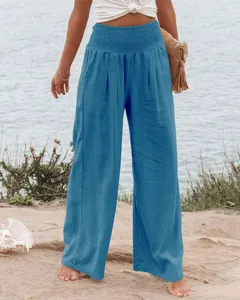 Nahaufnahme der blauen Baumwollstoffstruktur und des gesmokten Bundes der Freizeithose