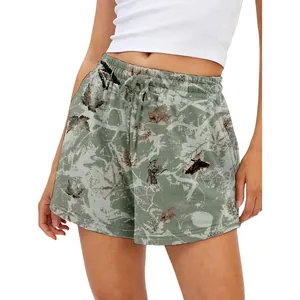 Détails du short femme imprimé feuilles 3D avec cordon de serrage ajustable.