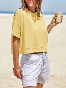 Dettaglio ravvicinato del crop top oversize giallo con tasca per uno stile casual estivo chic