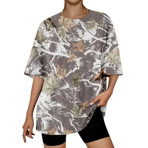 Détail d'un t-shirt unisexe à imprimé feuilles 3D avec une coupe oversize décontractée