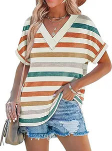 Detailweergave van gestreept dameszomershirt met V-hals en stijlvolle vleermuismouwen