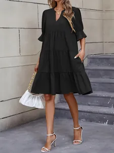 Detalle de un vestido corto casual negro con cuello en V y mangas con volantes muy femeninas