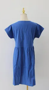 Vista posteriore dettagliata di un abito a trapezio blu in cotone a maniche corte su un manichino