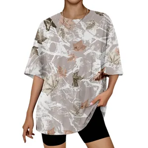 Détail d'un t-shirt oversize unisexe avec imprimé artistique de feuilles 3D et marbre
