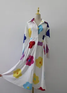 Vista dettagliata di un abito alla moda bianco a maniche lunghe con stampe floreali