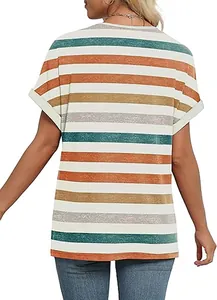 Achteraanzicht van casual gestreept damesshirt met korte mouwen met oranje en blauwe banden