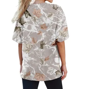 Vue arrière détaillée d'un t-shirt unisexe à manches courtes avec motif de feuilles d'automne