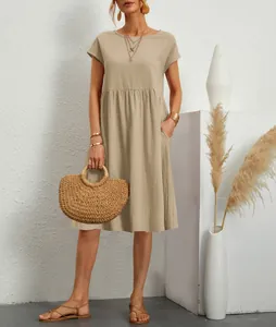 Elegante abito estivo in cotone kaki a trapezio con scollo rotondo e tasche laterali