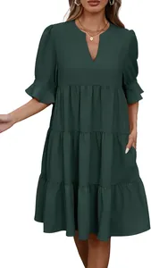 Vista detallada que muestra el elegante cuello en V y la falda de volantes de este vestido