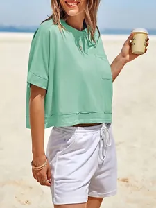 Dettaglio del crop top verde oversize con tasca e pantaloncini bianchi estivi.