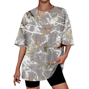 Détail rapproché d'un t-shirt unisexe surdimensionné imprimé 3D avec motif feuille d'érable