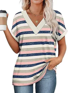Detail van gestreept dames-T-shirt met V-hals en stijlvolle vleermuismouwen