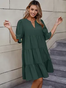 Vestido corto de capas en verde oscuro con cuello en V y volantes