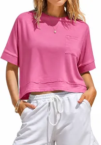 Vista dettagliata della t-shirt corta oversize rosa da donna con tasca e vestibilità ampia