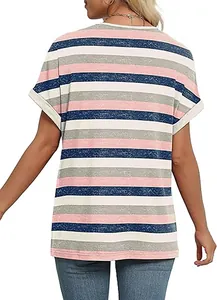 Achteraanzicht van dames shirt met vleermuismouwen en veelkleurige horizontale strepen