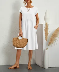 Elegante abito estivo bianco in cotone a linea A con scollo rotondo e tasche laterali