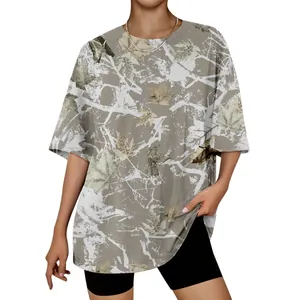 Vue détaillée d'un t-shirt unisexe oversize avec imprimé feuilles 3D en gris
