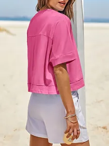Vista posteriore dettagliata di una t-shirt corta rosa oversize per lo stile estivo