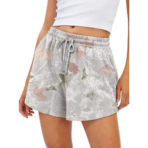Détail rapproché du short décontracté pour femme à imprimé feuilles d'érable gris