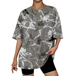 Vue détaillée d'un t-shirt unisexe oversize avec un motif de camouflage de feuilles d'érable.