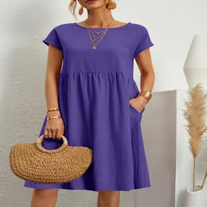 Elegante abito estivo in cotone viola con linea ad A, girocollo e tasche su modella